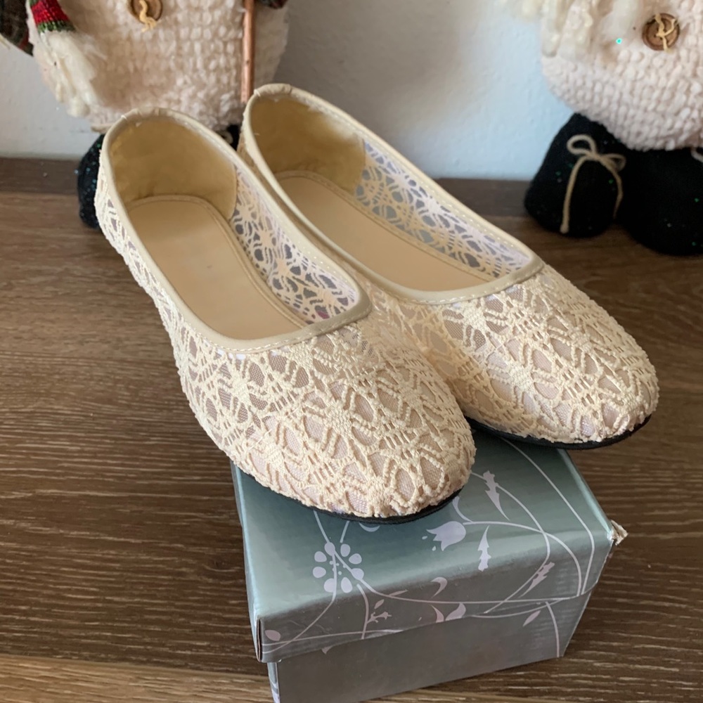 NEW BEIGE WOMAN FLATS
